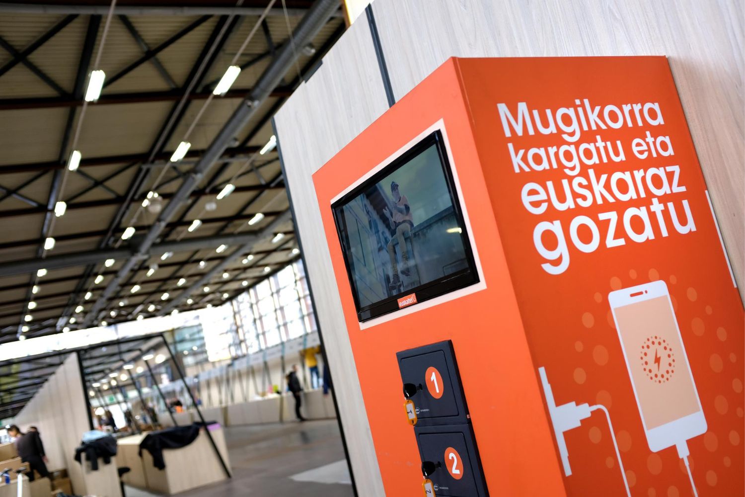 Telefonoak kargatzeko puntuak egongo dira azokan, Euskaltelen eskutik