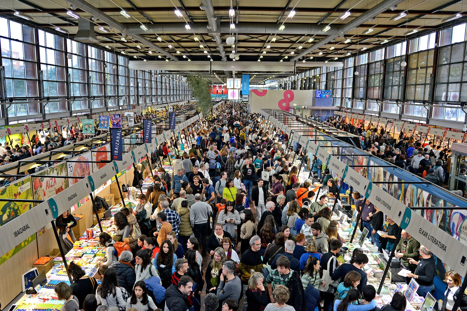 Miles de visitantes se vuelcan con la cultura vasca y convierten Durangoko Azoka en Festival de la Cultura